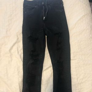 HM BLACK RIPPED JEANS